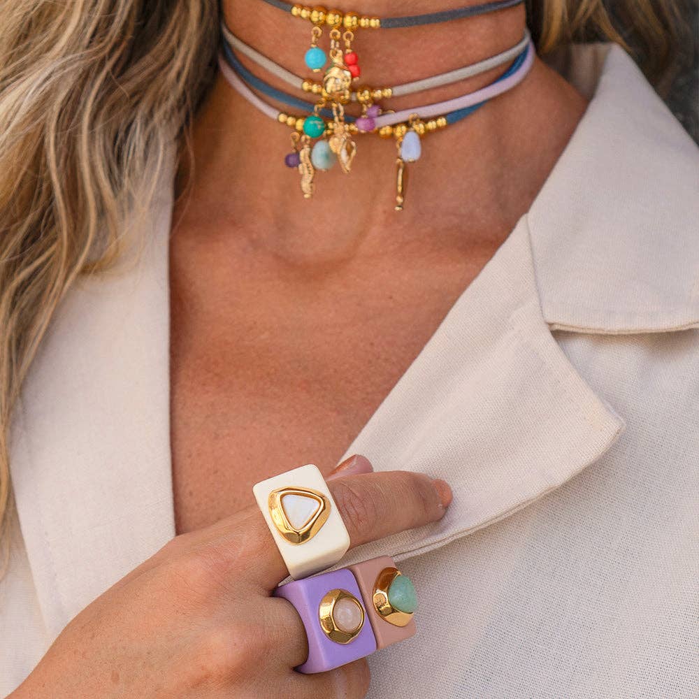 ÉMOLO – wholesale Cocktail/statement ring – Beige large costume jewelry rings with natural mother-of-pearl stone1