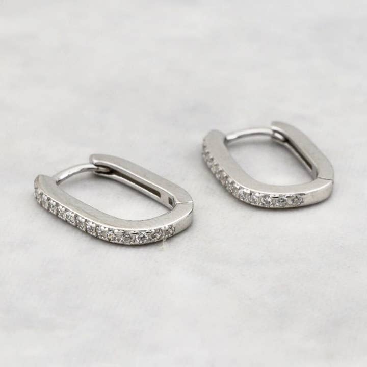 Huggies Minimalist Glindrande örhängen i sterling silver för wholesale av Mathieu Blanchard