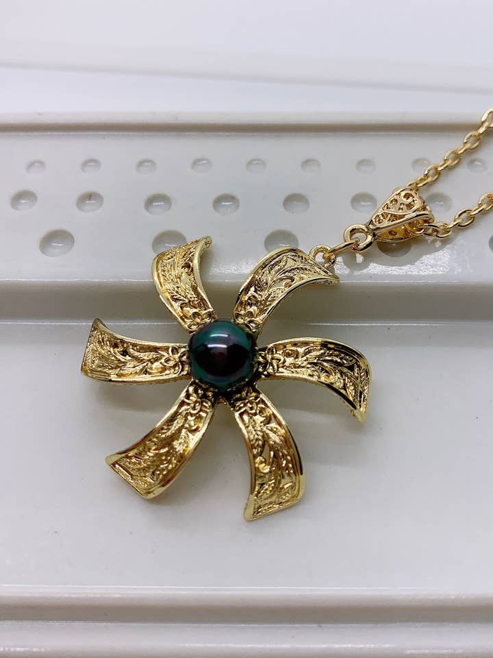 Hawaiianisches Tribal-Design auf Tiare-Blume: Hamilton-Goldkette mit Pfauen-/Regenbogen-Muschel für den Großhandel von Anela's Jewelry