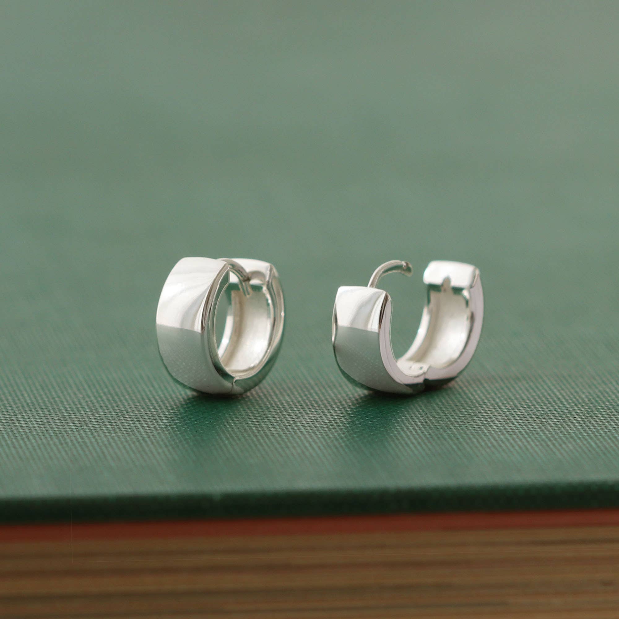 Kris Nations - Vente Petits anneaux - Créoles Huggie à larges charnières en or vermeil 18 carats | Argent sterling | Créoles de 12 mm, fermeture à charnière, sans nickel, hypoallergéniques | Expédition depuis le Canada8