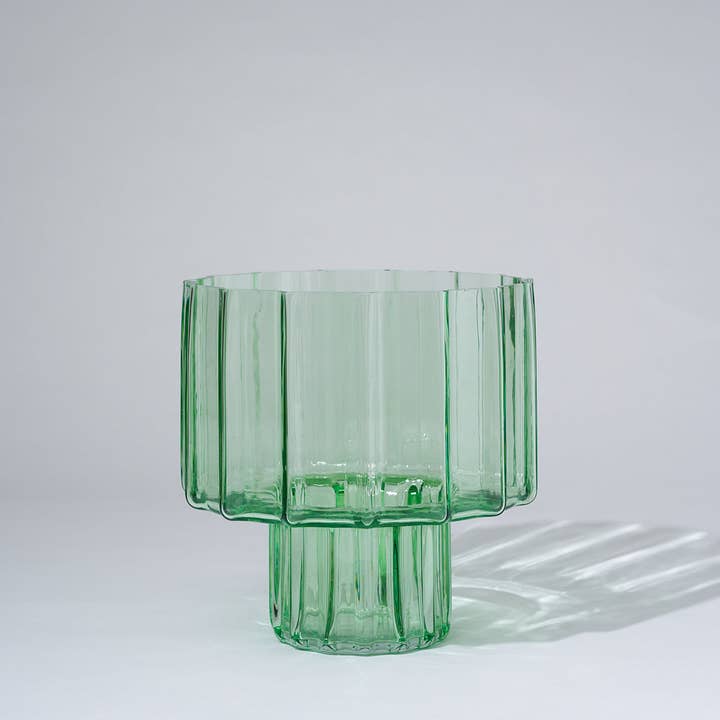 Vase en verre vert (L) pour la vente par Marmoset Found