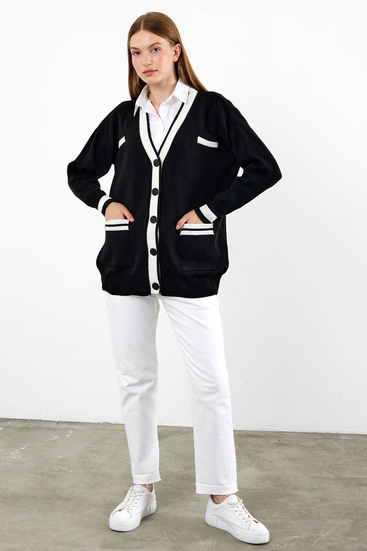 VAV NEW YORK – wholesale Kofta - Dam – Damkofta i midjelängd med randdetaljer från VAV NEW YORK1