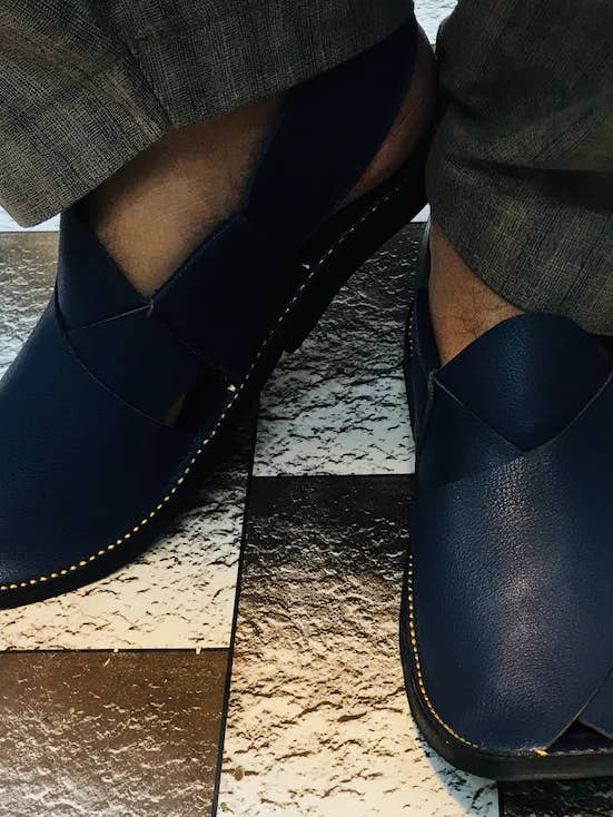 Handgjorda Peshawari sandaler, blå bred rund chappal för wholesale av vintarust