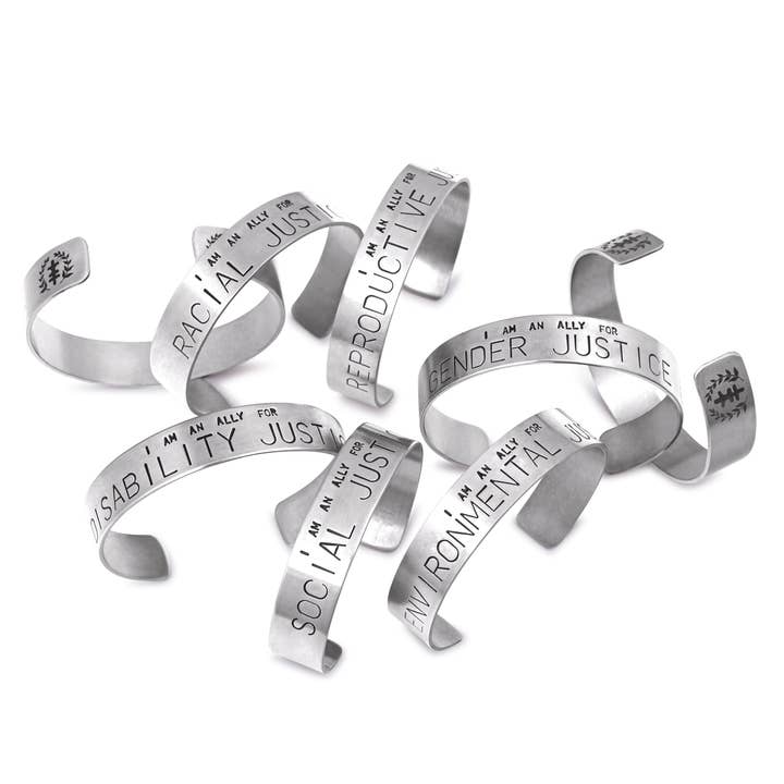 Ally - Social Justice Message Manchetarmbånd i rustfrit stål for engroshandel hos Social Justice Jewelry