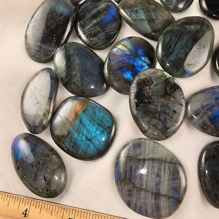 Aquamarine Daydream Wholesale – wholesale Spiritual stone/crystal – .5 Kilo Blue Flash Labradorite Flat Palm Stone ~ Bulk