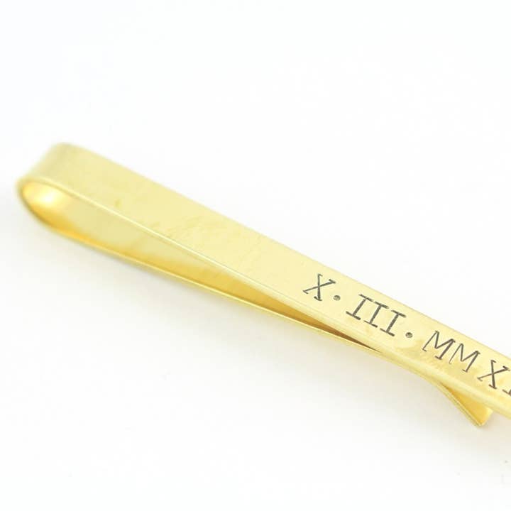 Barra de Gravata Dourada com Números Romanos em Latão para Homens Presente para Padrinhos por atacado de The Silver Diva