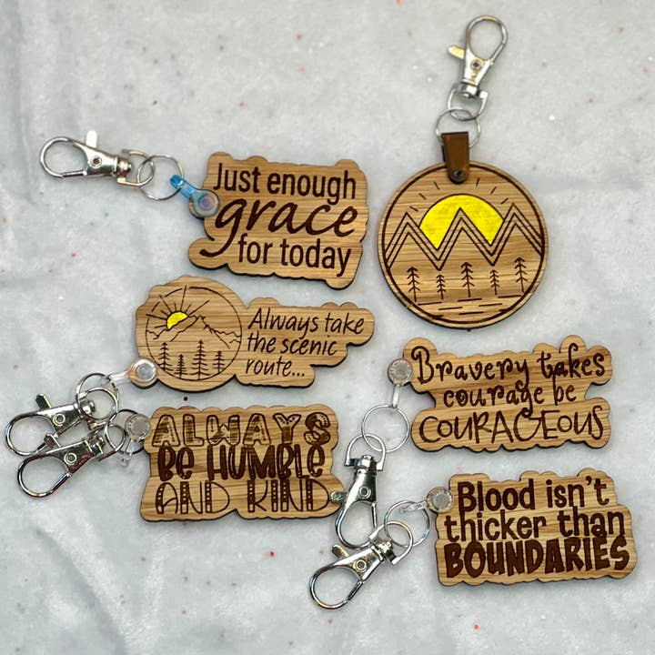 Inspirerende lasergraverede nøgleringe i træ for engroshandel hos Madelyn Louise Ink
