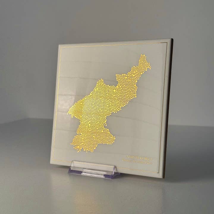 Fajansplatta - Nordkorea i guld med inskription / Thomas Bertrand Paris för wholesale av Thomas Bertrand Paris