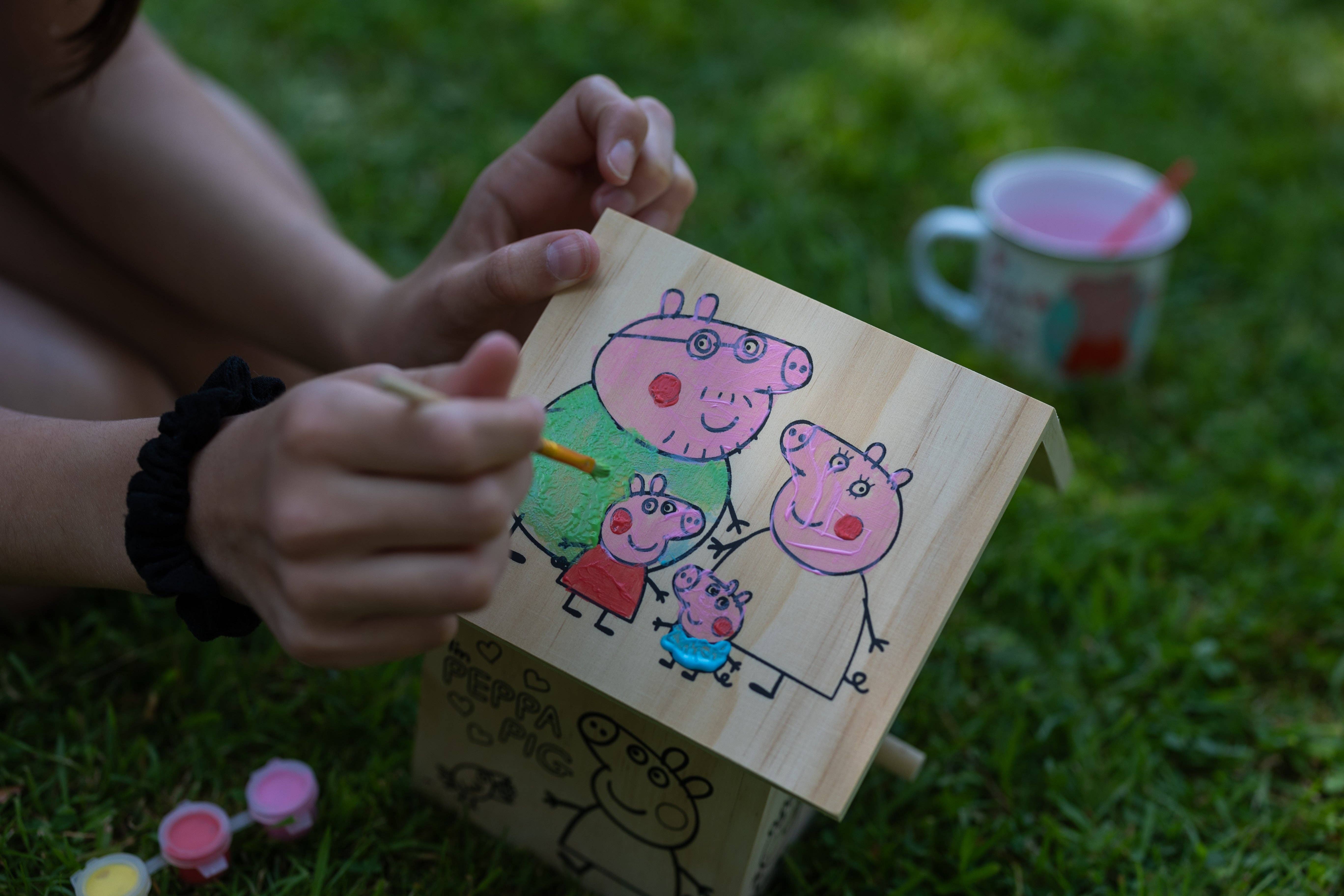 Robert Frederick Ltd - Venta al por mayor Kit de manualidades - Niños - Peppa Pig Pinta tu propia casita para pájaros10