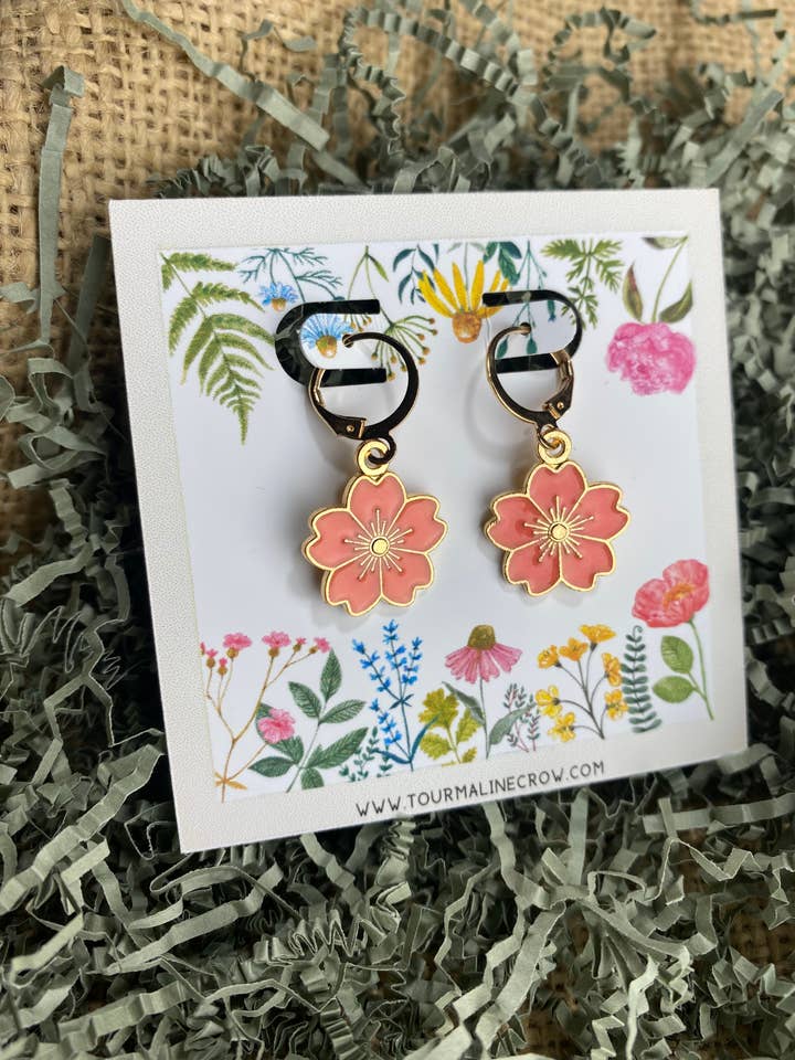 PENDIENTES DE FLOR DE CEREZO ESMALTADOS EN NARANJA CHAPADOS EN ORO para venta al por mayor de Soraya Moon Co.