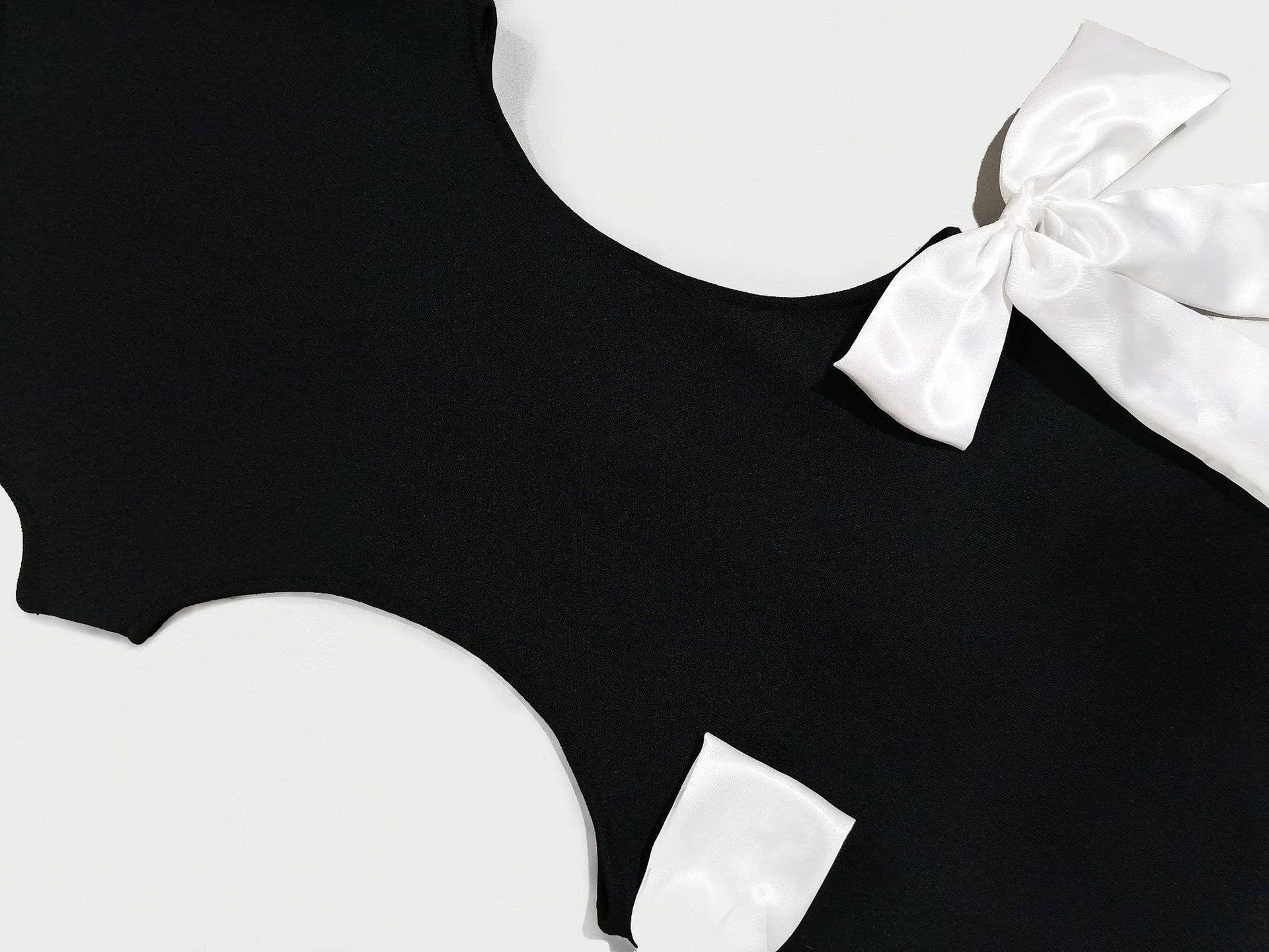 Sanyao Fashion – Großhandel Kleid – Damen – SY065 Sultry Schlitzstrickkleid mit Schleifenakzent - Frühling/Sommer11