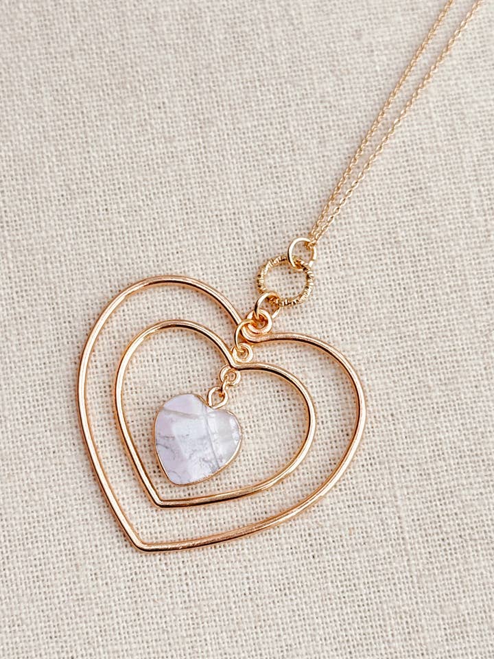 Collier Double Cœur en Howlite Blanche et Or pour la vente par Gracie Rose Designs