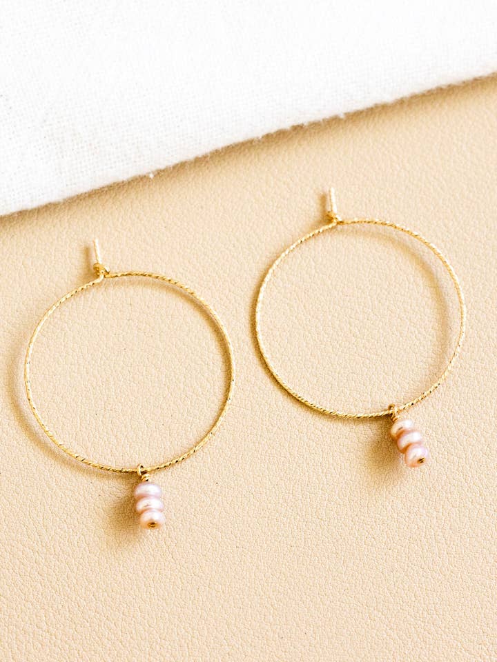 Orecchini a cerchio intrecciati con perle rosa triplo bottone per la vendita all'ingrosso da parte di Laine Honolulu