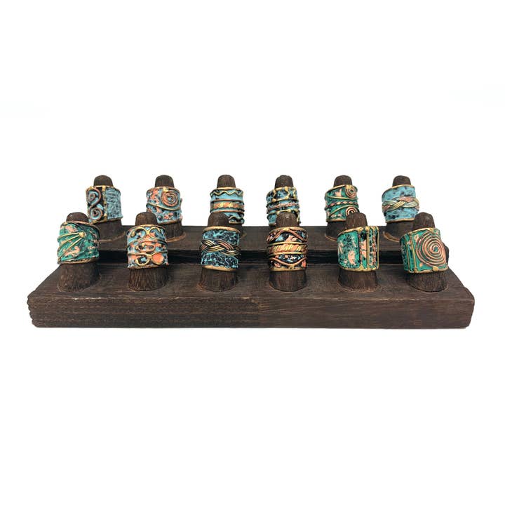 Anju Jewelry – Engroshandel Smykkestativ og -display – Brun Træ Ring Display - Indeholder 12 Ringe