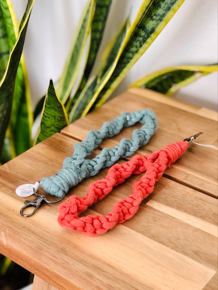 Spiral Knot Bold Summer Boho Macrame Polsbandje Sleutelhanger voor wholesale door Make My Day Design