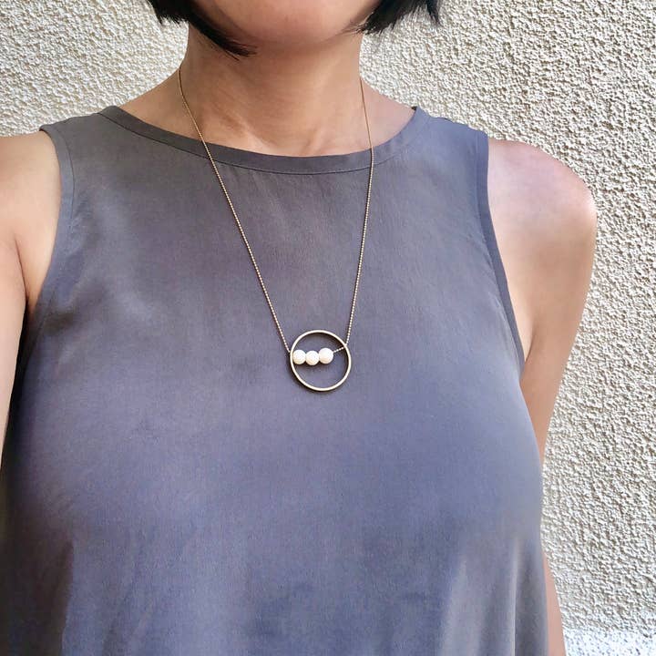 SORA DESIGNS - Wholesale Pendant/Charm Necklace - Modern Peas in a pod necklace, three pearls in a circle 4