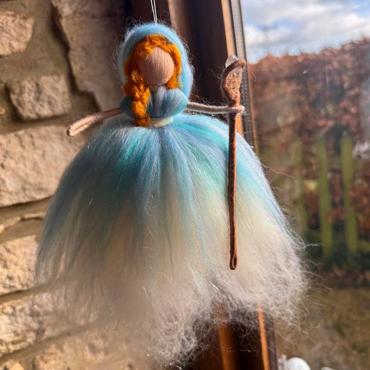 Poupée druide en feutre avec baguette en cristal brut pierre de guérison druide pour la vente par Elf Kendal Hippies