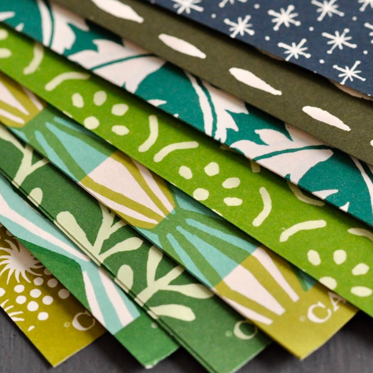 Cambridge Imprint - Venta al por mayor Sobre de papel de regalo - Surtido de hojas pequeñas de papel verde en lote sin caja2