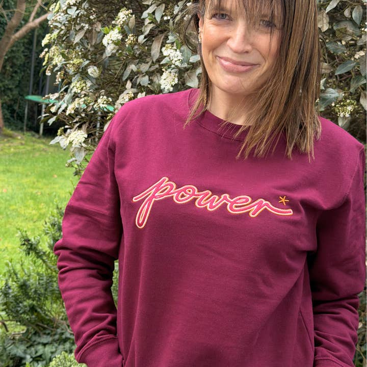 Sweat-shirt bordeaux avec slogan brodé « Power » pour la vente par Percy and Nell Retail Limited