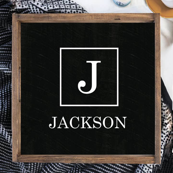 Plateau de service en bois personnalisé avec nom de famille initial pour la vente par Rustic Marlin