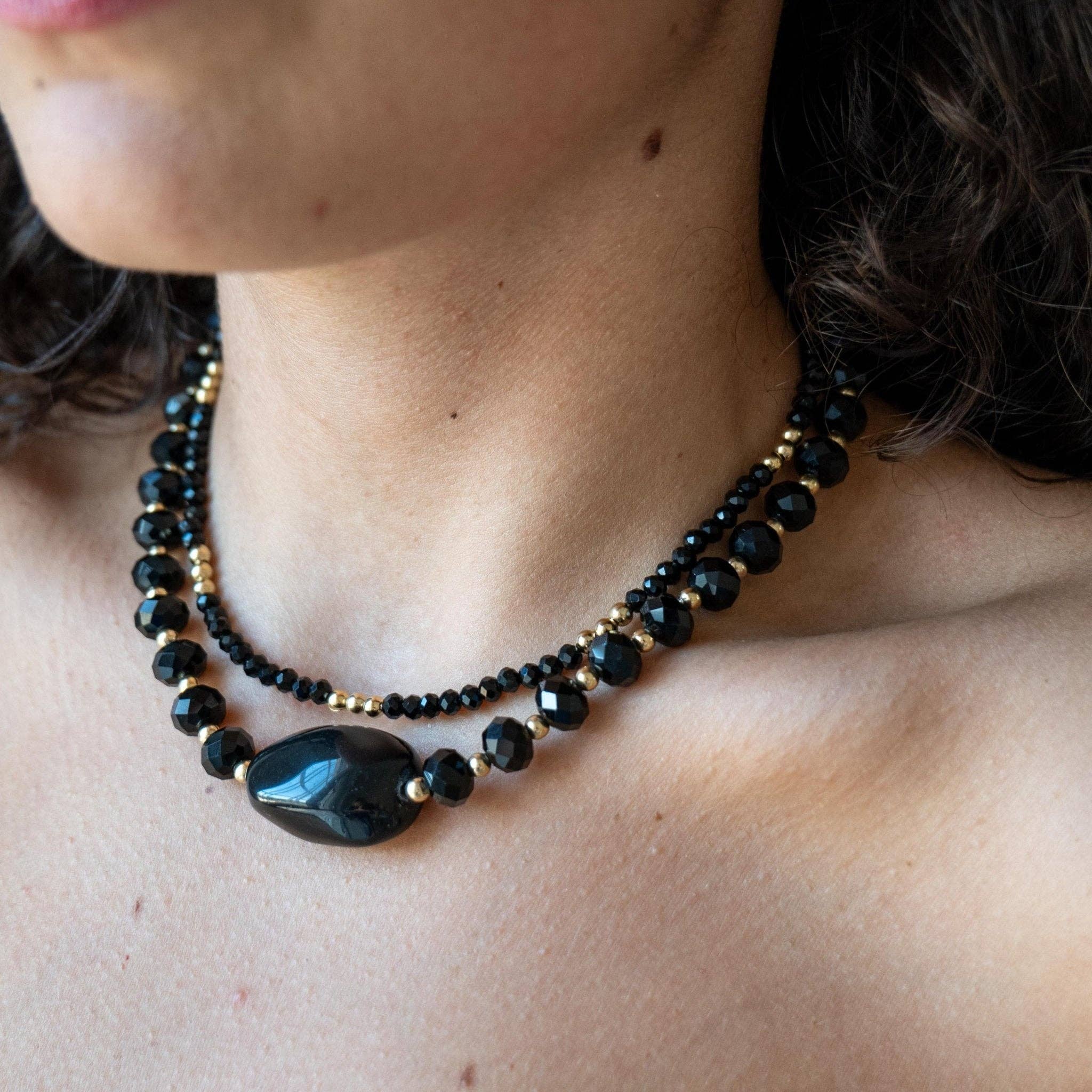 OE! – Engroshandel Perlehalskæde – LAVA - Halskæde med Obsidiansten og krystaller0