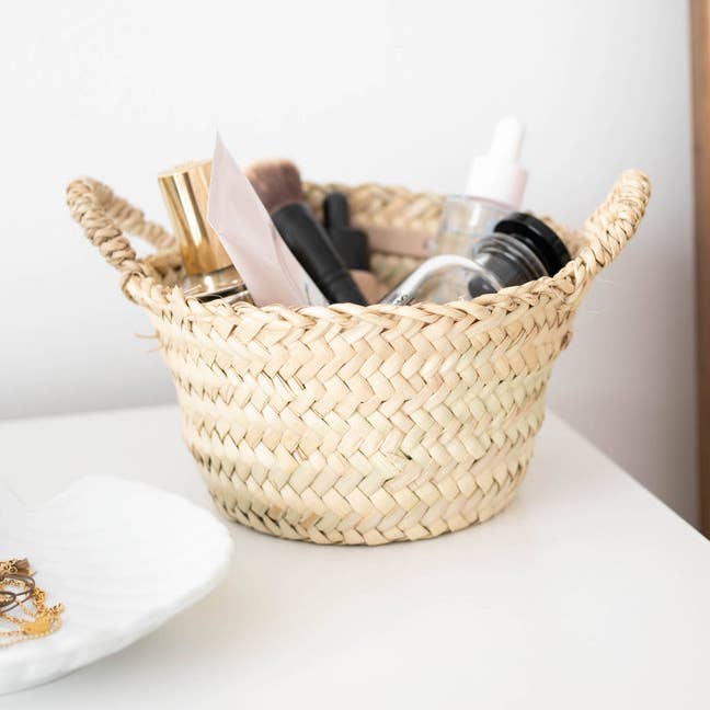 Hængebasket i flettet palmeblade, små stråkurve med boheme-design for engroshandel hos craftberber