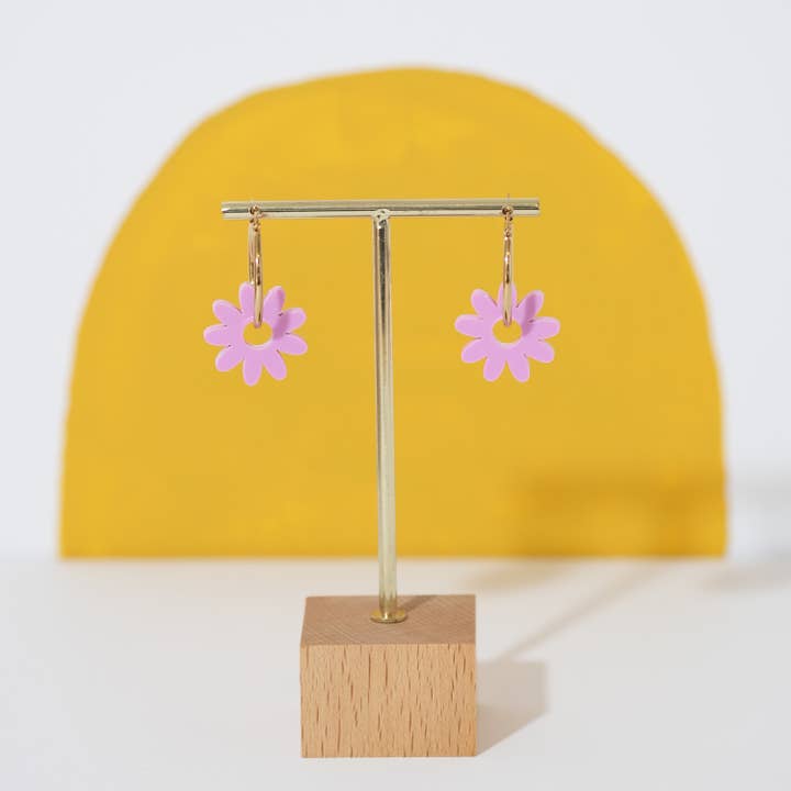 Sleepy Mountain - Wholesale Dangle Earrings - Marguerite Daisy Hoop Earrings in Lilac