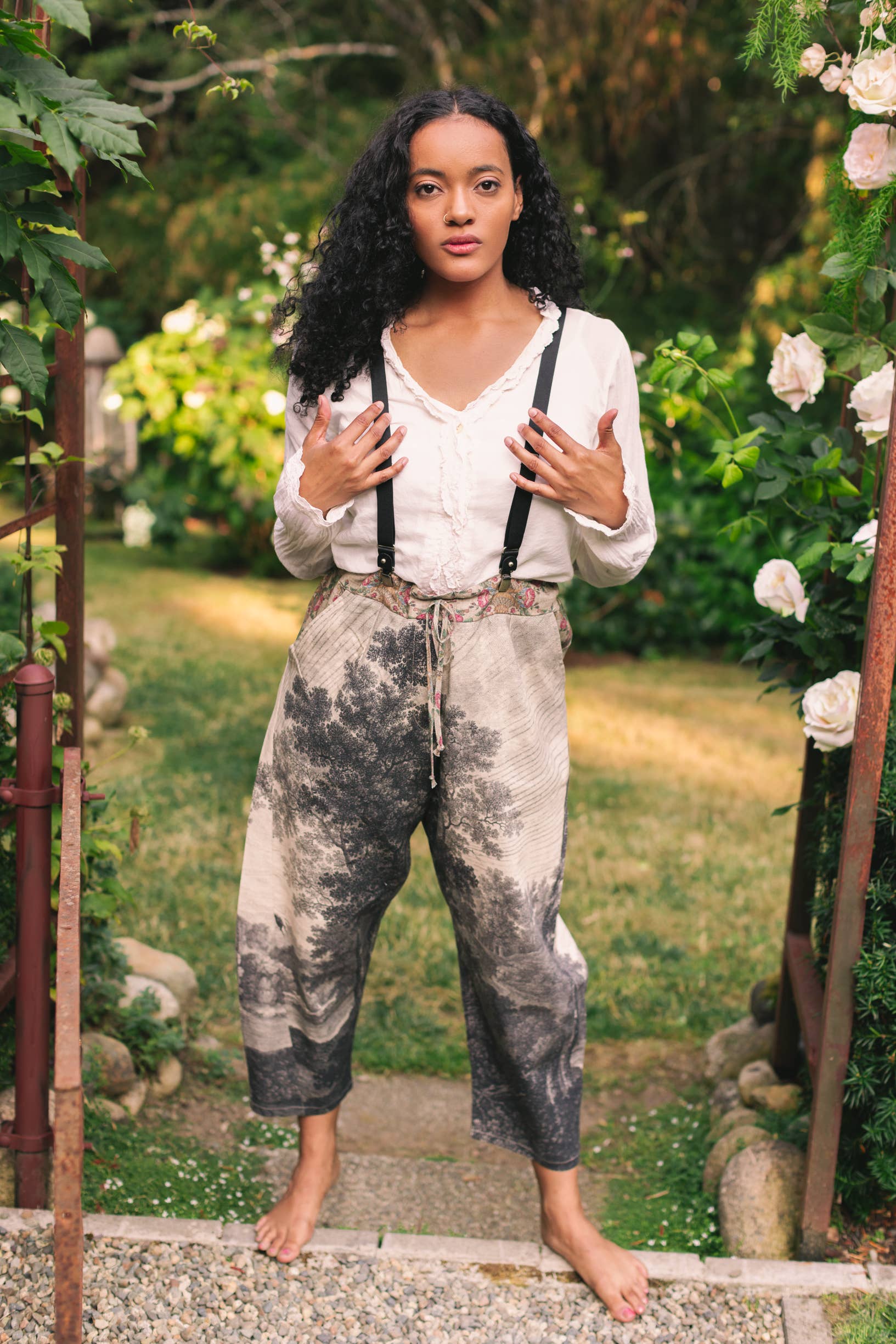 Market of Stars (USA) – Calças - Mulher por atacado – Calça cropped artística Still I Rise em linho com estampa de mulher e nascer do sol1