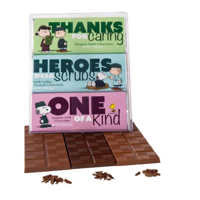 Paquet de tablettes de chocolat Peanuts Gang Healthcare Heroes assorti pour la vente par Astor Chocolate Corp.