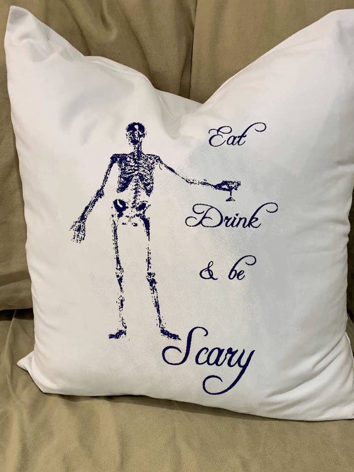 Kissen „Eat Drink And Be Scary“ mit Feder für den Großhandel von Monique Perry Art