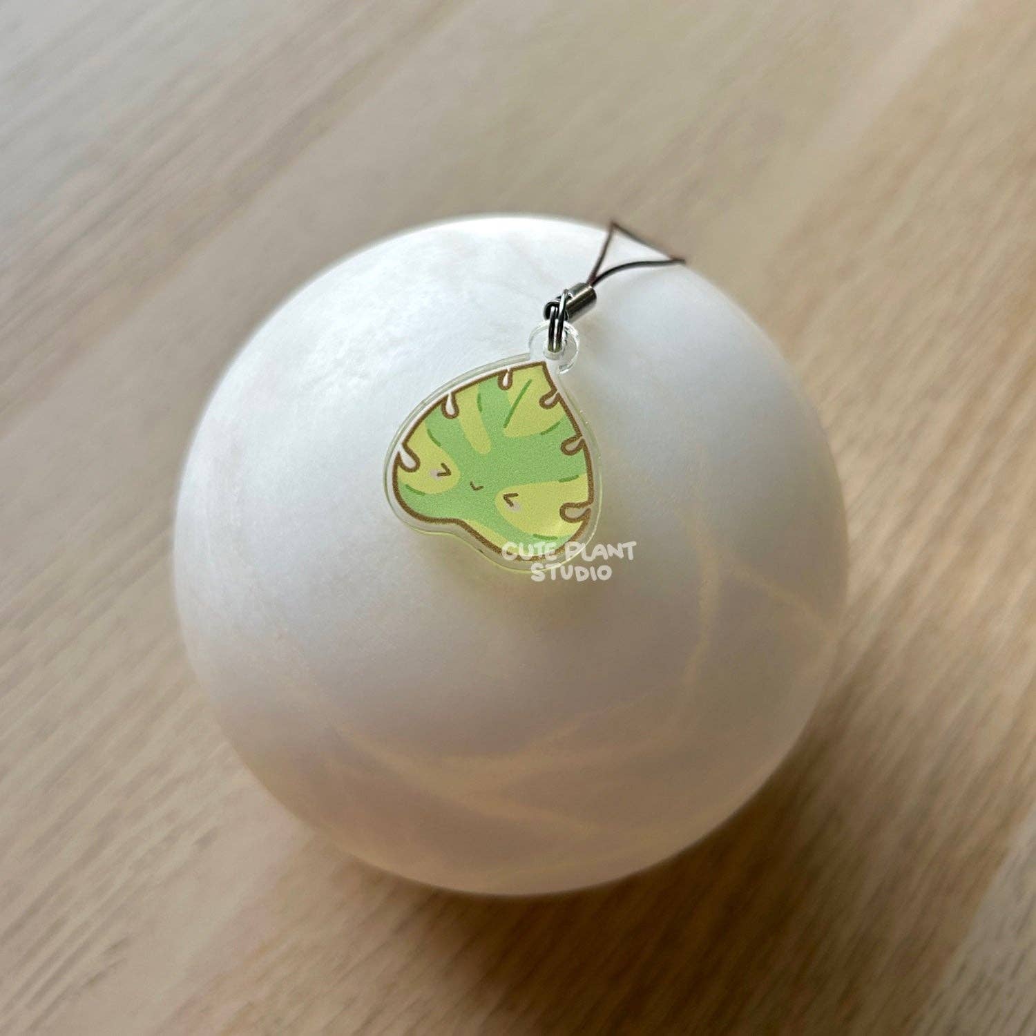 Cute Plant Studio – wholesale Individuell berlock/hänge – Monstera Aurea Telefoncharm0