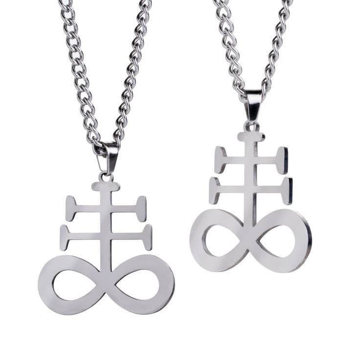 Collier avec pendentif en forme de croix Léviathan en argent pour la vente par Custom Plugs