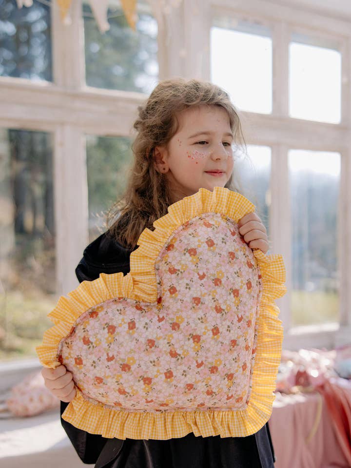 Dobbelt-sidet hjertepude med en gul flæse i ternet for engroshandel hos Moi Mili