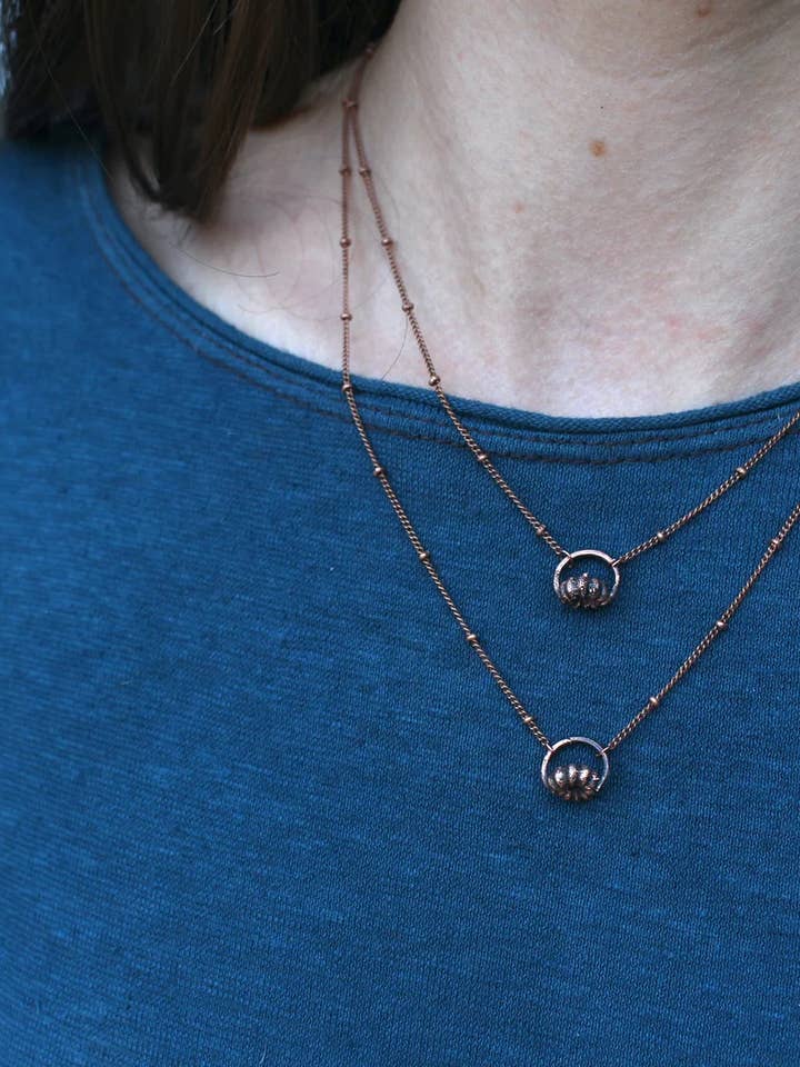 Collana Piccola Zucca Autunnale per la vendita all'ingrosso da parte di Gratefully Dreaming