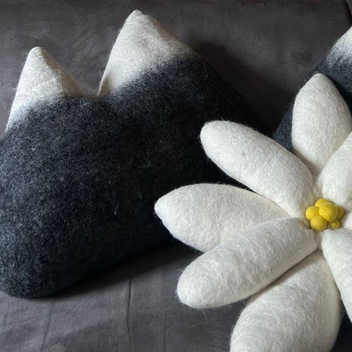 New Heidi – wholesale Dekorativ kudde – Edelweiss-kudde i filt - Etisk och hantverksmässig skapelse New Heidi