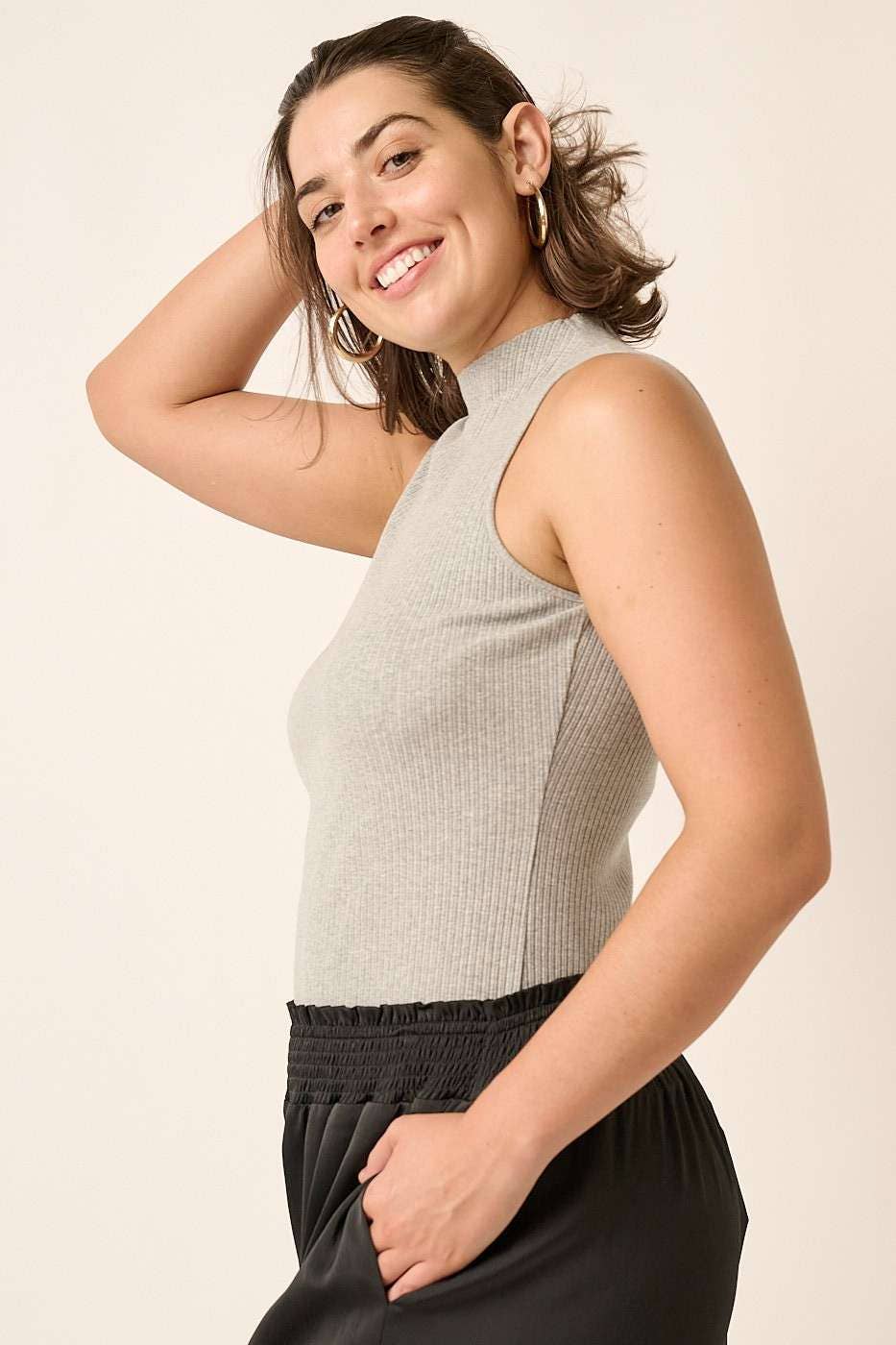 mittoshop – Großhandel Strickoberteil – Damen – J14529PL - PLUS ÄRMELLOSES TOP AUS RIPPSTRICK MIT SCHNITTKANTE UND STEHKRAGEN12