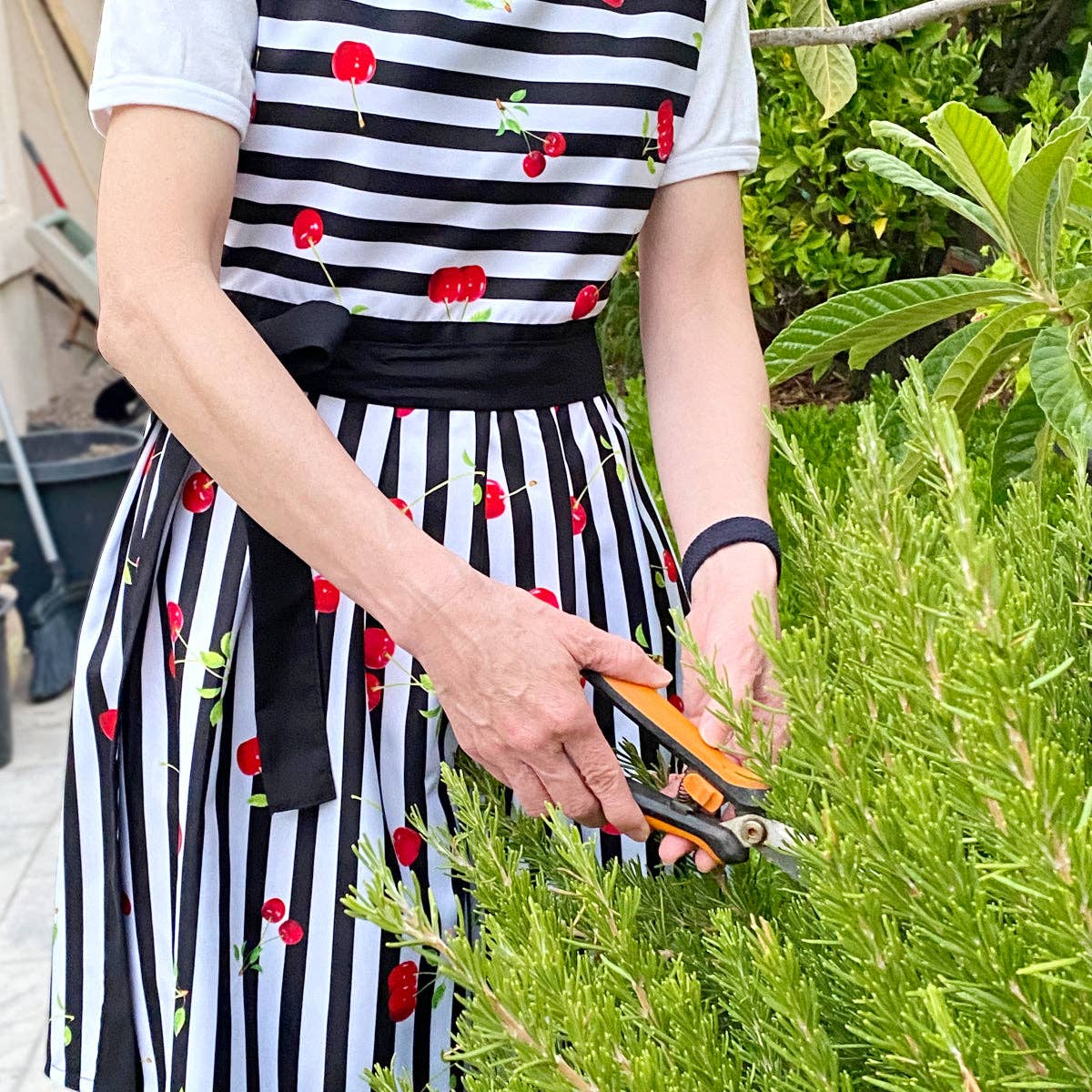 Wrapables.com - Vente Tabliers - Tablier sexy Wrapables Cerises and Stripes8