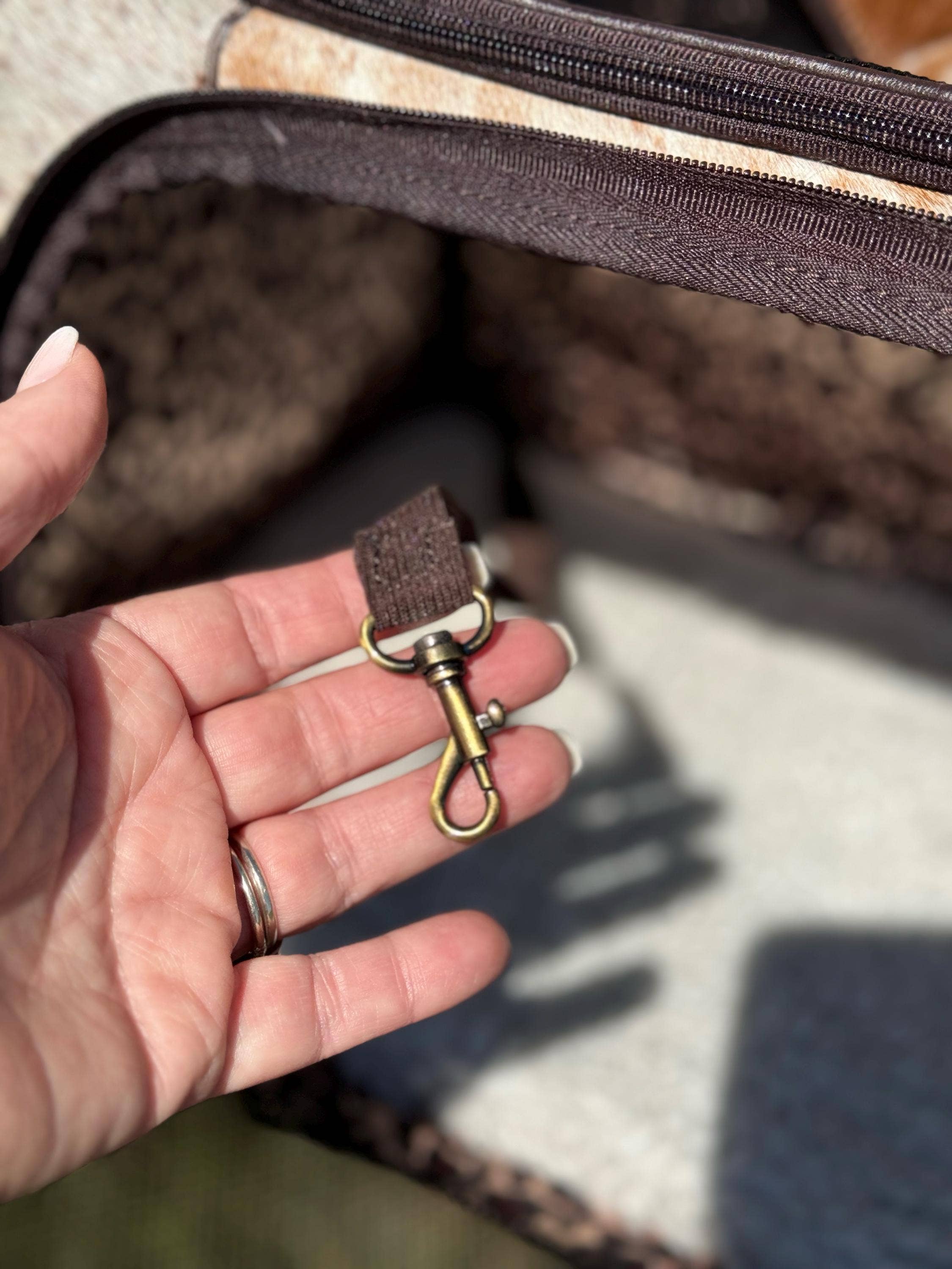 The Sterling Gypsy - Vente Caisse de transport – chat et chien - Sac de transport personnalisé en peau de vache noire et blanche avec nom de votre animal ou marque de ferme – pour chien, chat ou petit animal9