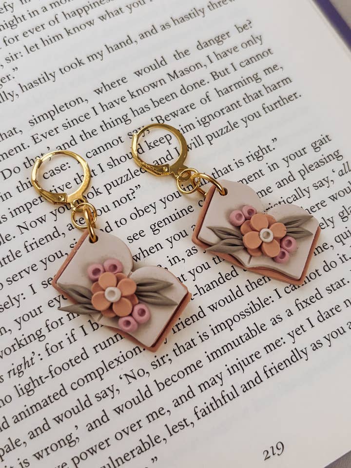 Florale offene Buch-Ohrringe, Buch-Ohrringe, Buchgeschenke für den Großhandel von Placed by Grace
