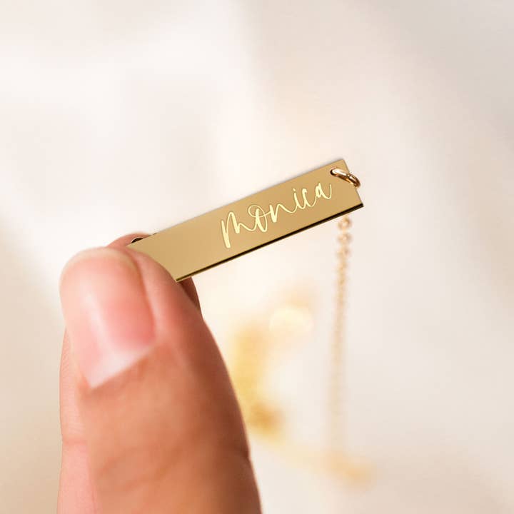 Gegraveerde gouden halsketting met gepersonaliseerde naam en staafje voor wholesale door Zen and Zuri