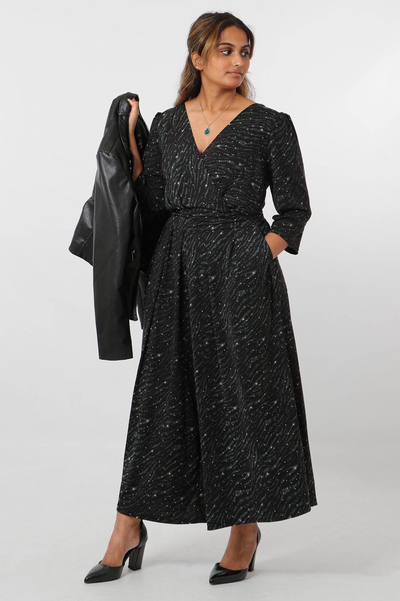 Sarta - Wholesale Jumpsuit - Dames - Kaki jumpsuit met wijde pijpen en zebraprint en sterrenprint0