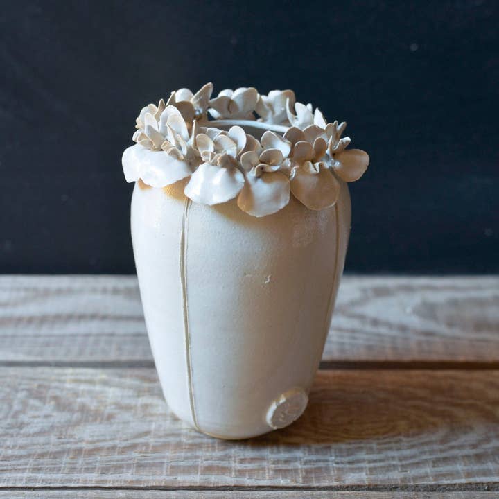 Romantic stoneware vase with white pansies for wholesale by L'Officina