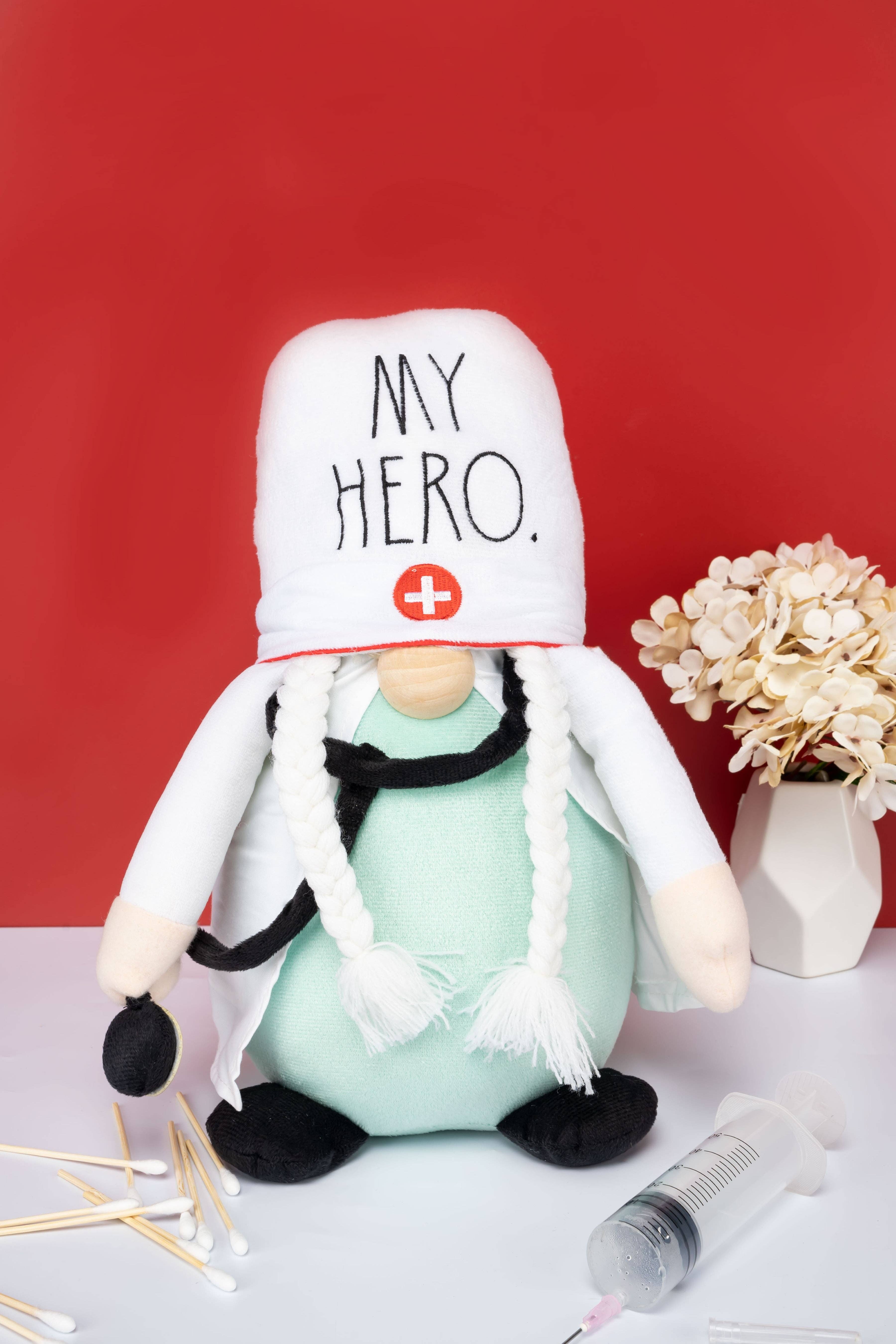 DesignStyles Home – Engroshandel Pyntefigur – Rae Dunn „My Hero“ kvindelig sygeplejerske Gnome til medicinsk indretning3