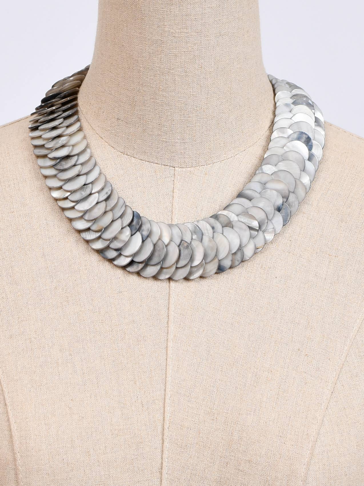 Victoria Moda - Vente Colliers à pendentif - Collier court avec pendentifs en nacre naturelle1