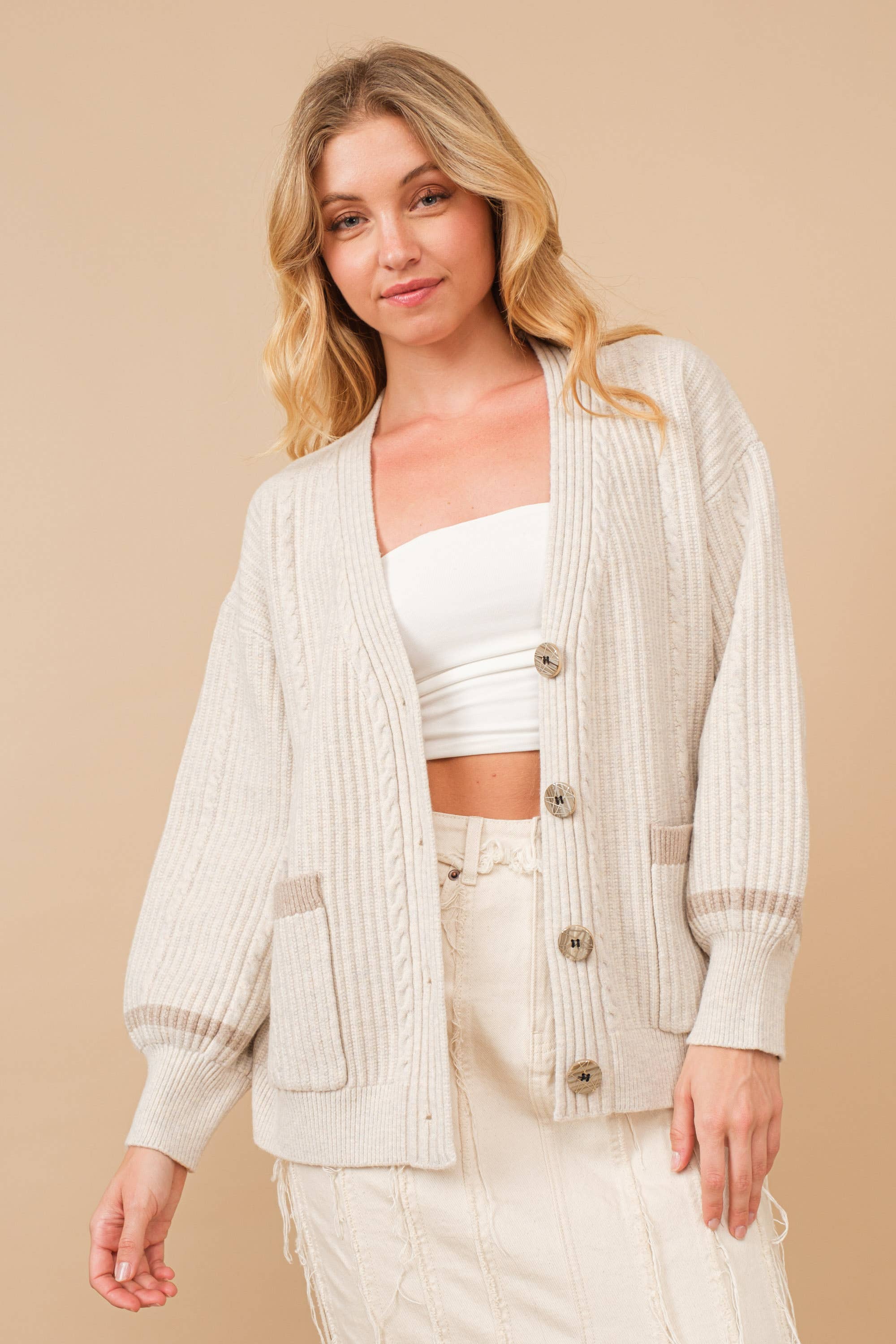 HAVRE 80231W - Kabelstickad tröja med knappar och detaljer för wholesale på Faire2