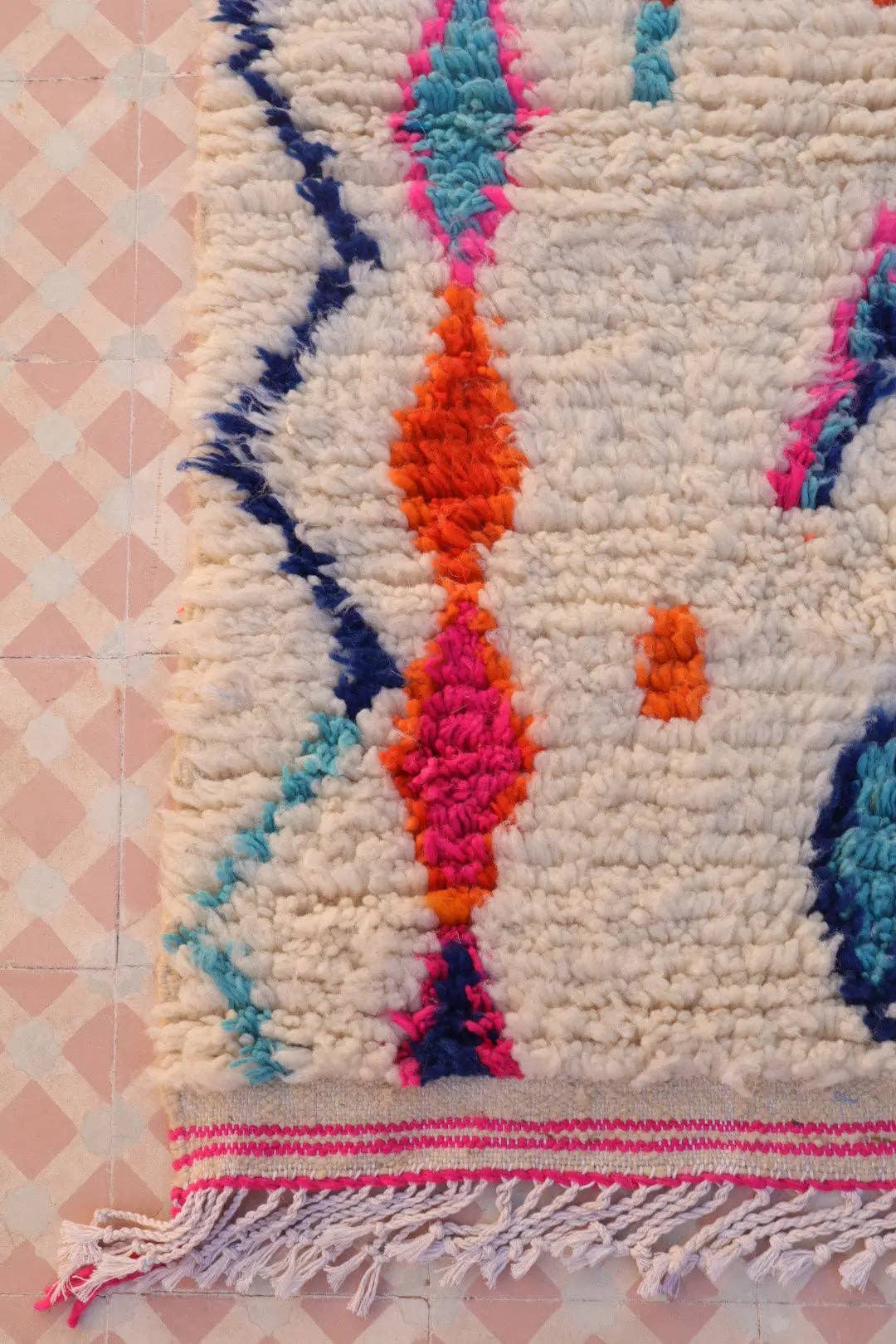 Néda – Engroshandel Løst tæppe – Hvidt Azilal Berber Tæppe med Fluorescerende Farvede Mønstre -4