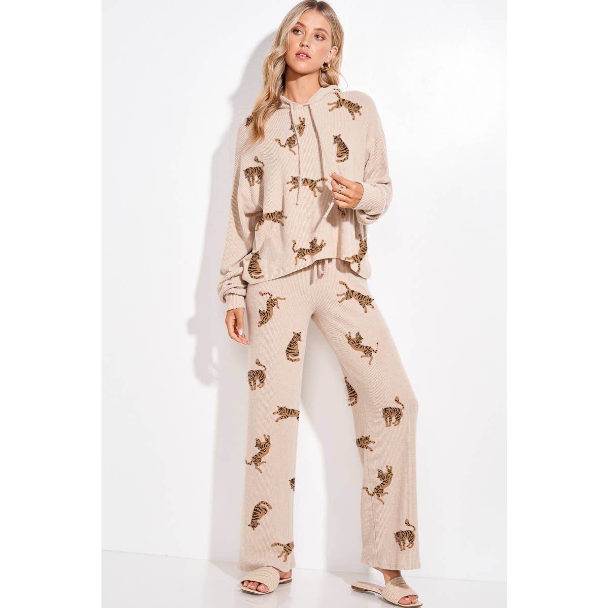 Phil Love – Großhandel Loungewear-Set – Damen – Phil Love Lounge-Set mit Kapuzenpullover und Allover-Tigerdruck16