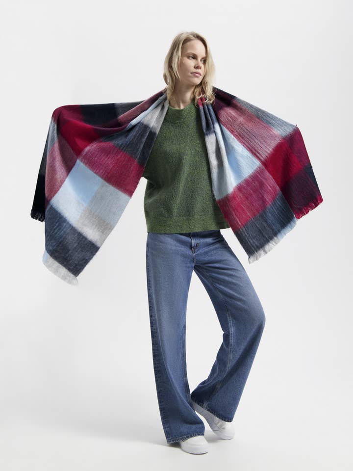 Rutig halsduk i rubinrött, blått och grått för wholesale av RES PULCHRAE - ALPACA LOCA