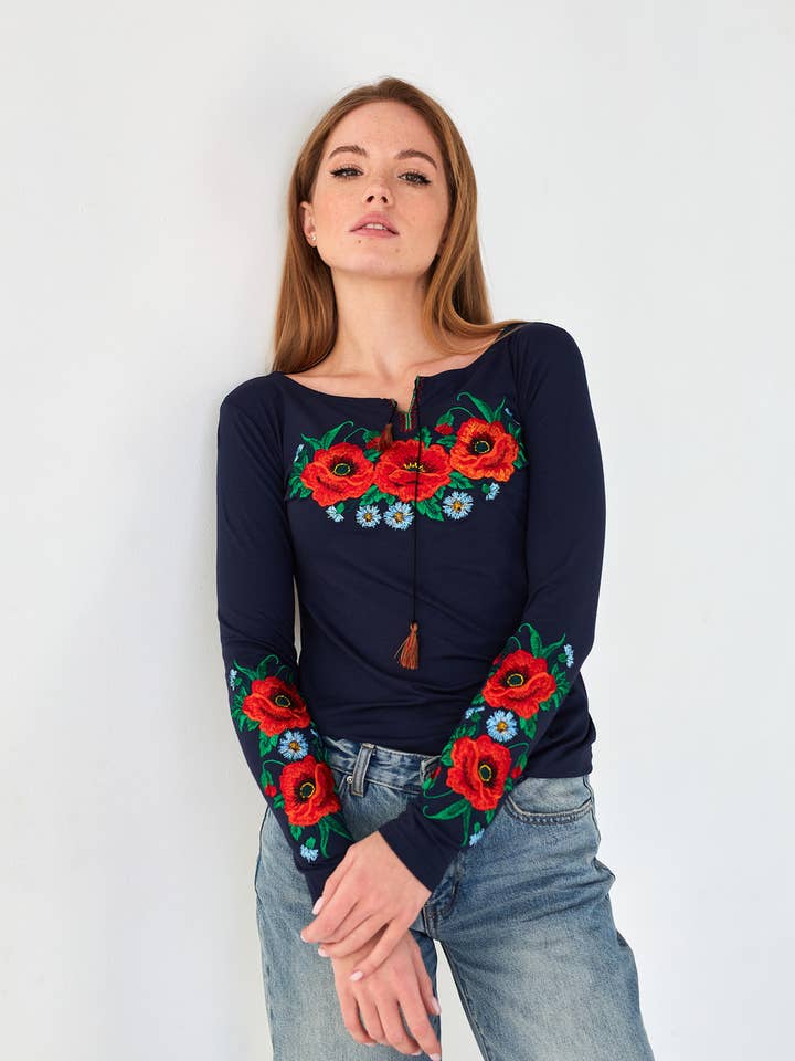 T-shirt brodé à manches longues Voloshki bleu foncé pour la vente par Handmade Originals Ukraine