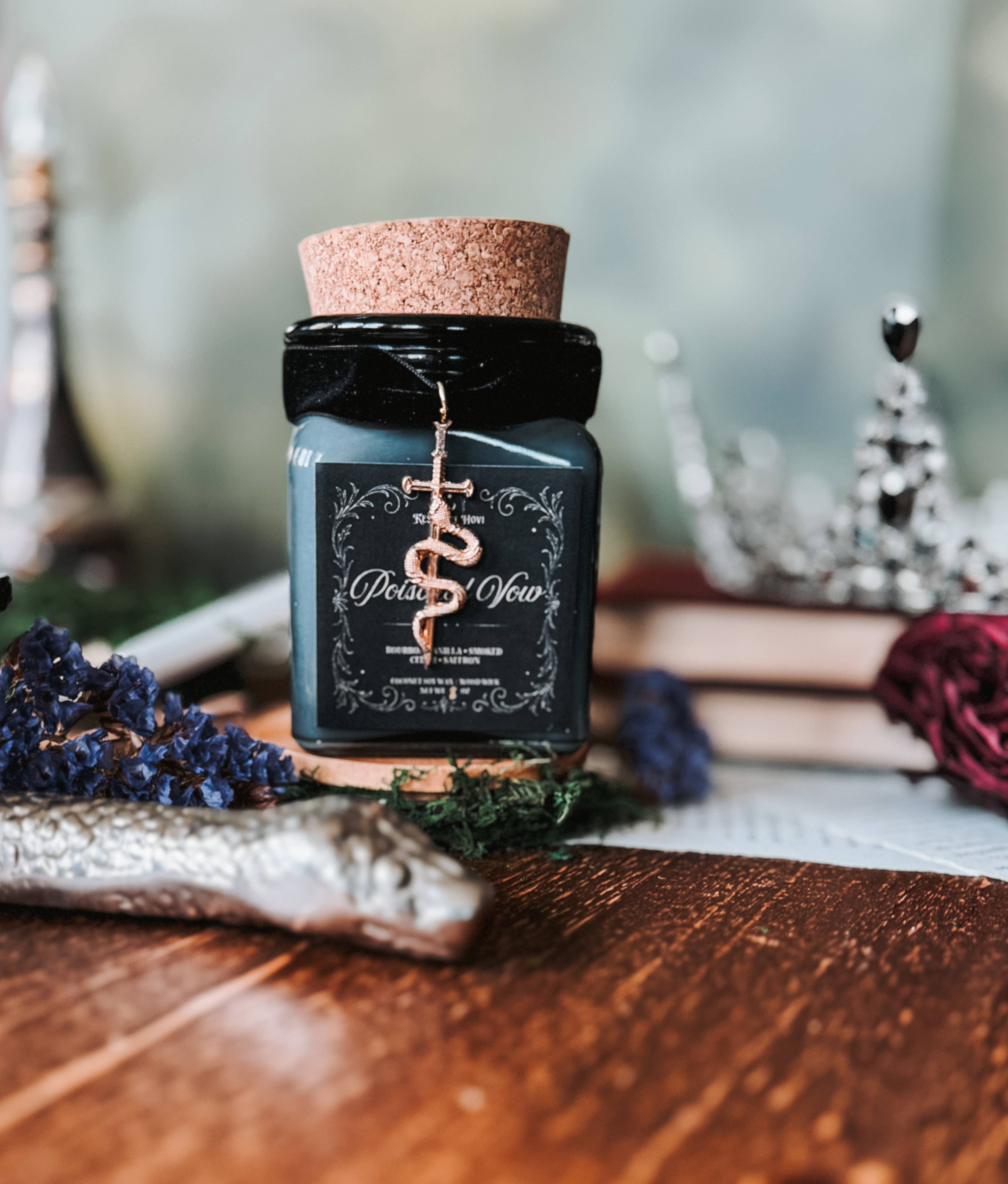 Keskiyön Hovi - The Midnight Court - Wholesale Jar/Filled Candle - Poisoned Vow Literary Candle with Charm - Snake Embedded Top0